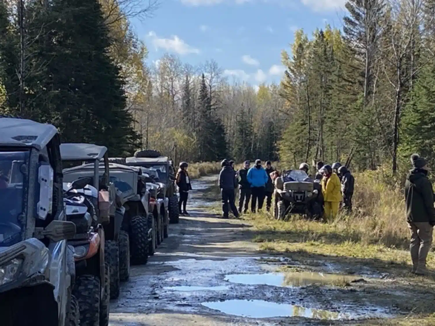 Le groupe prend une pause alors que l’on répare une crevaison